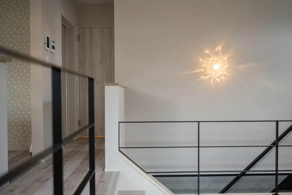 重厚と優美が響き合う　ダークトーン×フェミニン