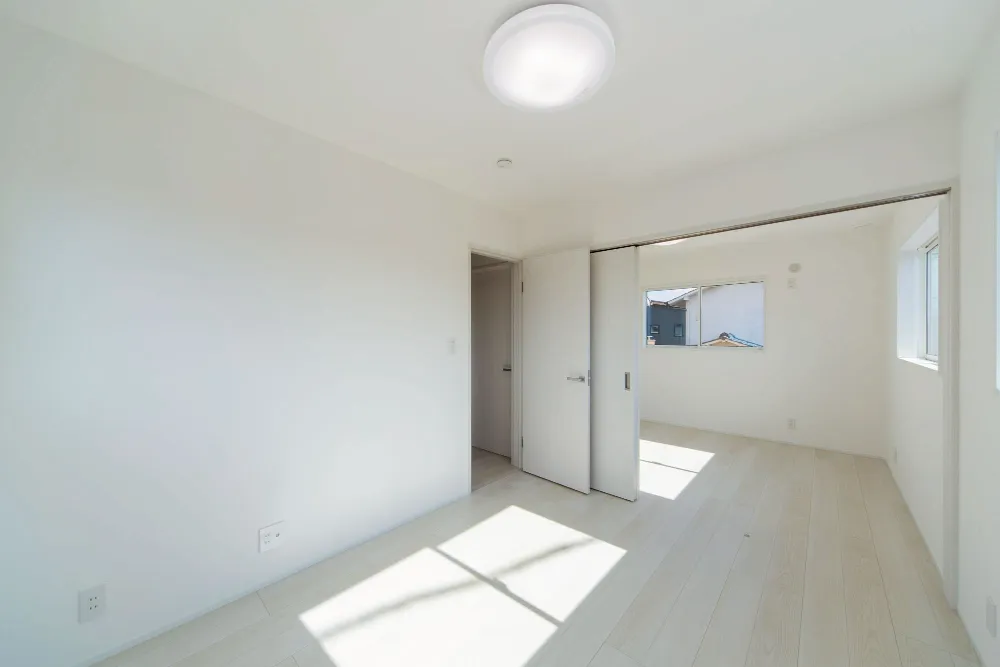 光と風が通り抜ける、心地よい洋室