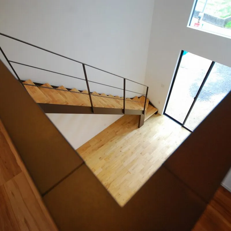 見出し：家族の気配がどこにいても届く。吹き抜けが繋ぐ立体的な暮らし