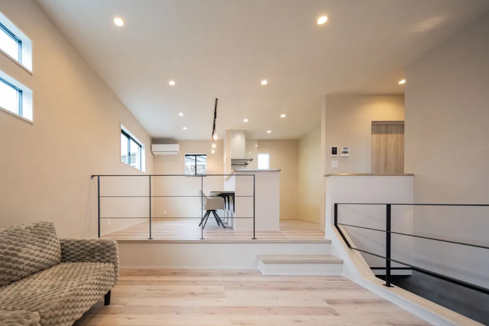 重厚と優美が響き合う　ダークトーン×フェミニン