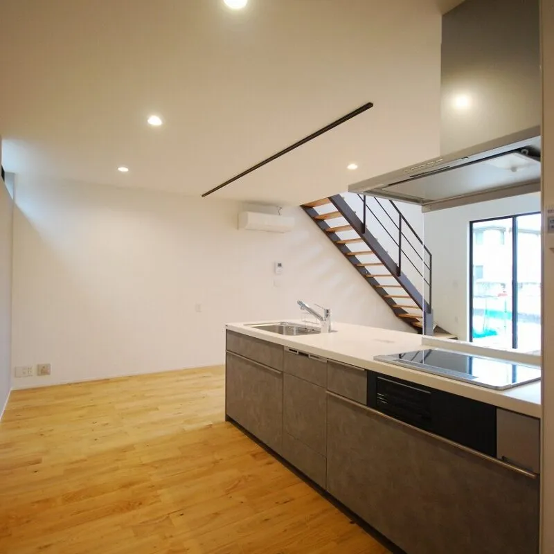 家族の会話が弾む、暮らしの中心に置いたフラット対面キッチン