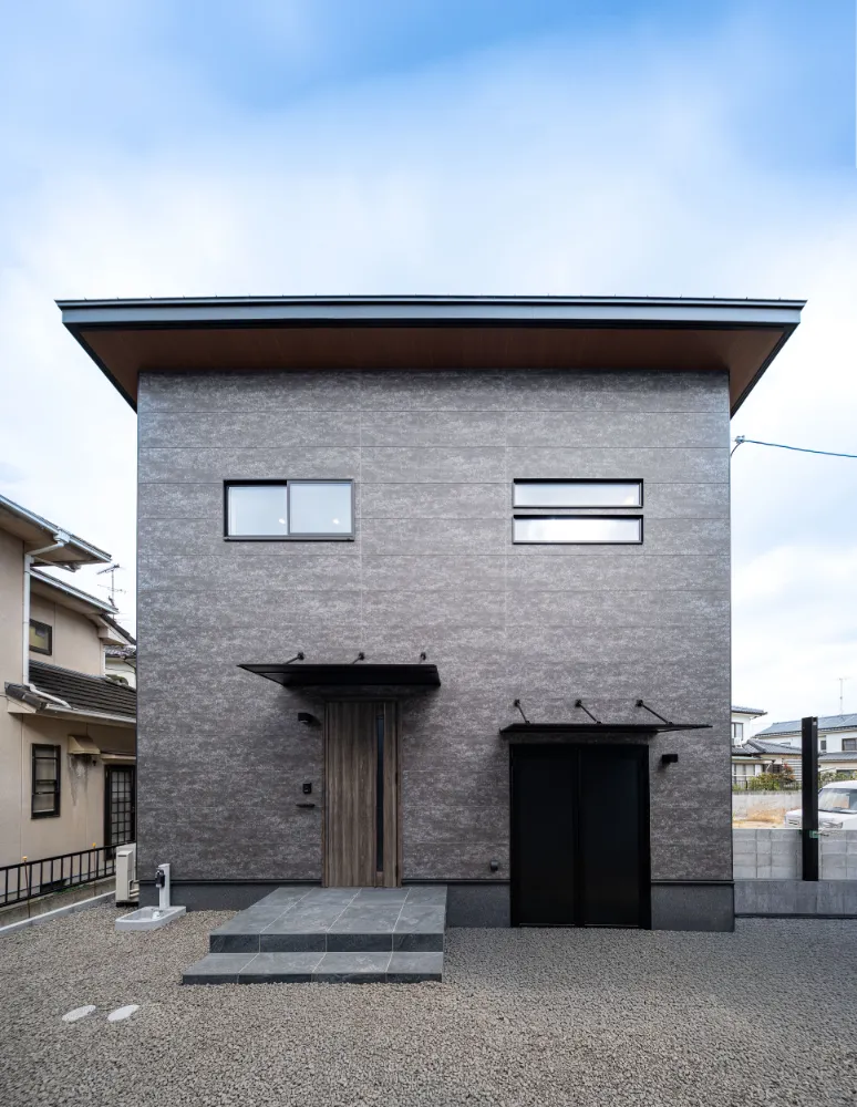 重厚でモダンな「顔」