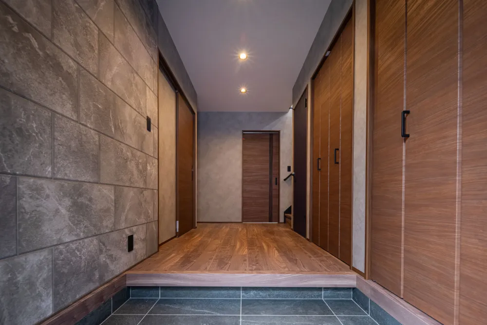 重厚と優美が響き合う　ダークトーン×フェミニン