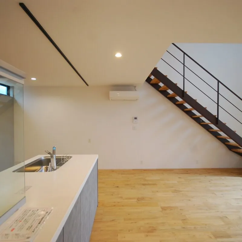 開放感と機能美が共演する、洗練されたモダンリビング