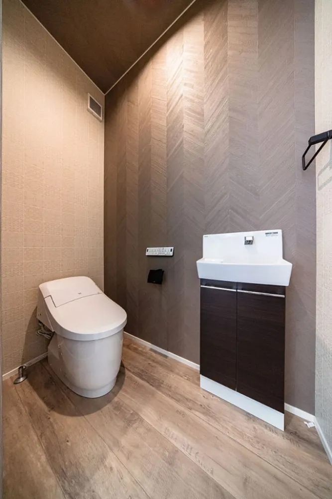 重厚感と開放感が交差する〜アーバン・モノトーンの住まい〜