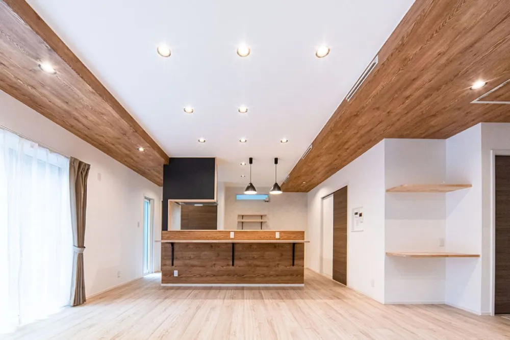 重厚感と開放感が交差する〜アーバン・モノトーンの住まい〜