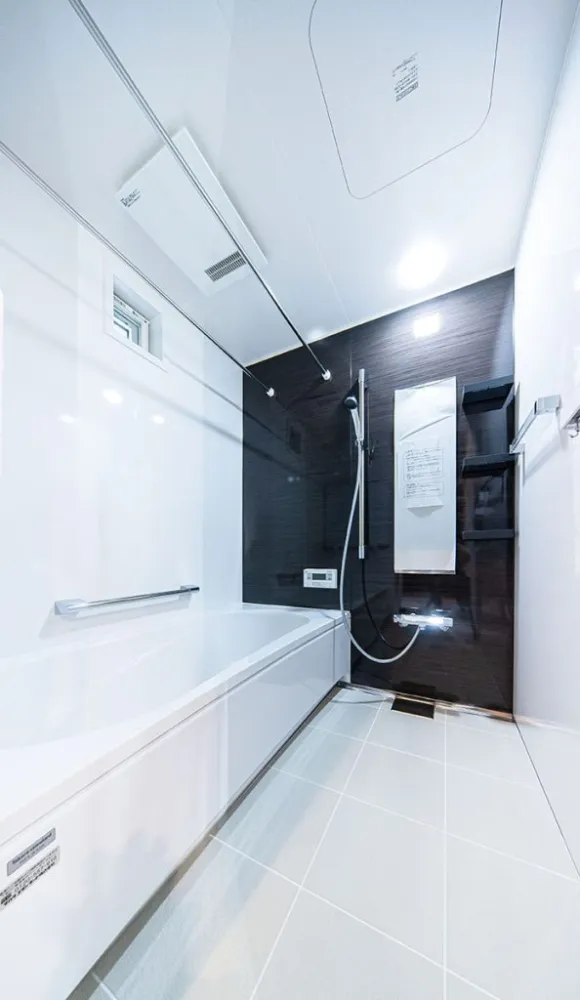 重厚感と開放感が交差する〜アーバン・モノトーンの住まい〜