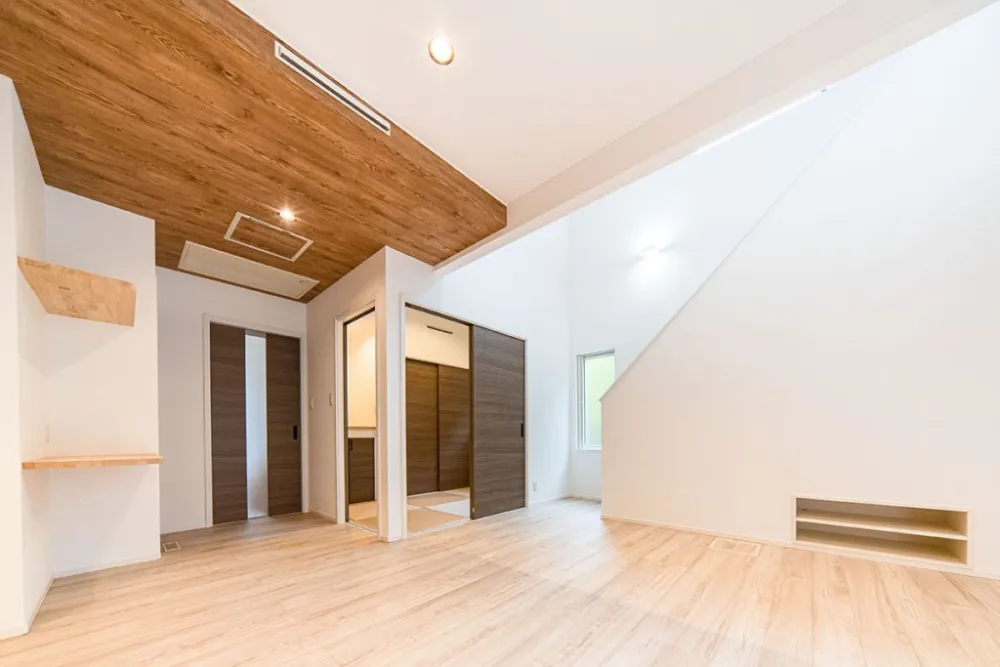 重厚感と開放感が交差する〜アーバン・モノトーンの住まい〜