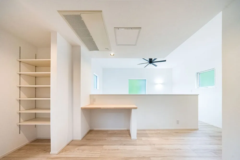 重厚感と開放感が交差する〜アーバン・モノトーンの住まい〜