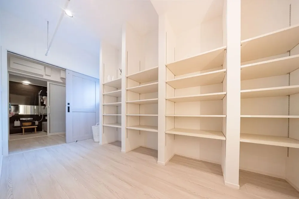 光が巡り、家族が繋がる。白の開放感に包まれた機能美の家