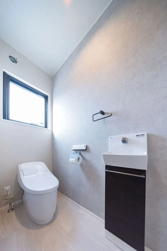 光が巡り、家族が繋がる。白の開放感に包まれた機能美の家