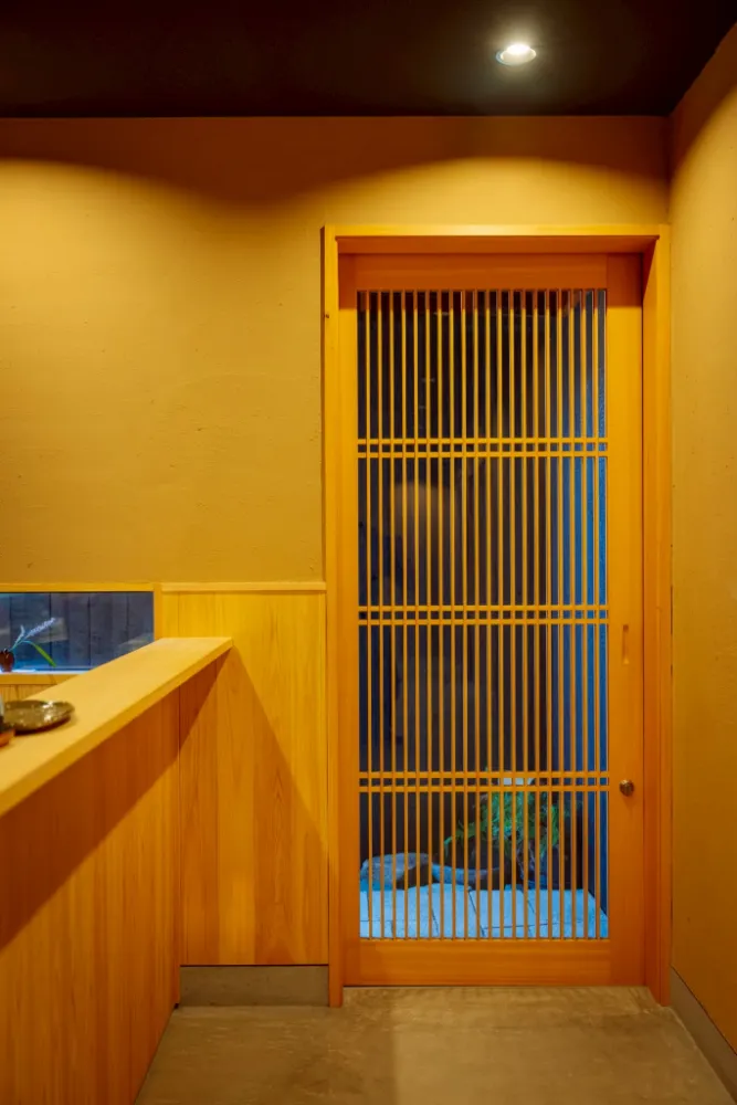 光に包まれる、格子戸の静謐な佇まい