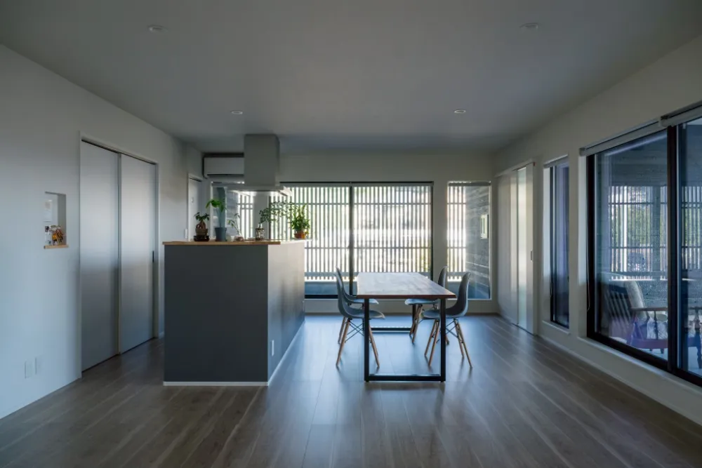 焼杉が魅せる外観美、店舗併用で叶える心地よい暮らし