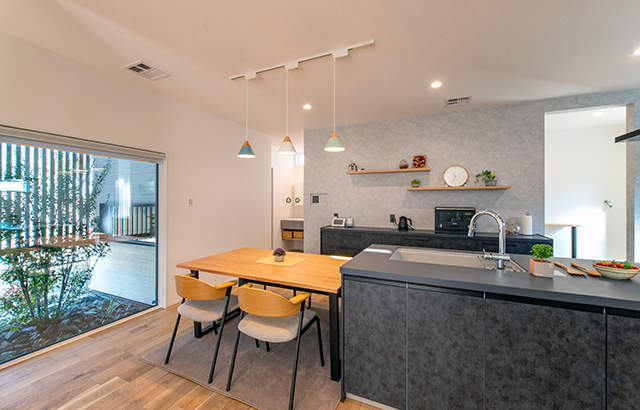 緑を楽しむBOXガーデンのあるダイニング