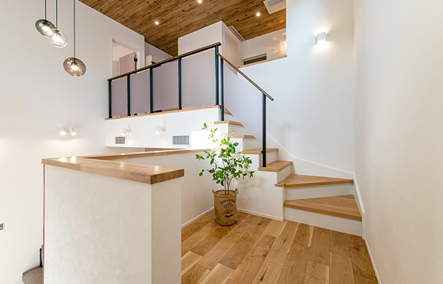 吹き抜けから光が降りそそぐ、開放的な階段ホール