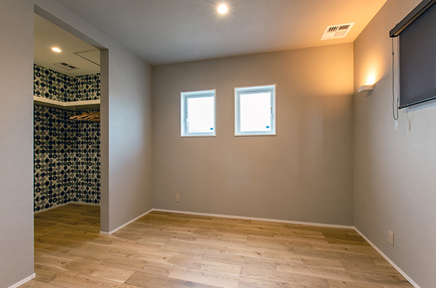 やわらかな光に包まれる落ち着いた寝室