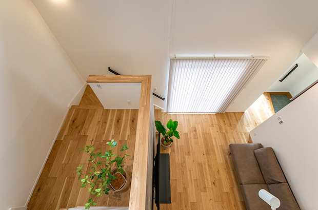 上下階がつながる明るい吹き抜けリビング