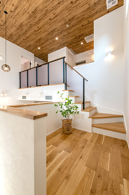 木目天井がやさしく包む、ぬくもりのある吹き抜け空間