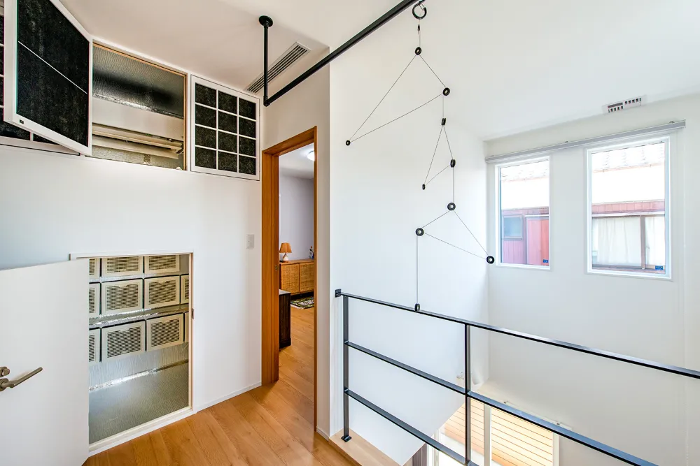 全館空調で一年中快適。築50年の住まいを建て替えた、吹き抜けのある家