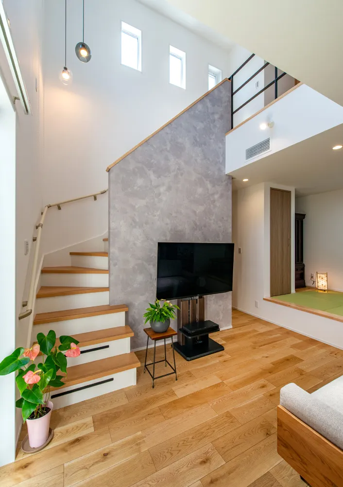 全館空調で一年中快適。築50年の住まいを建て替えた、吹き抜けのある家