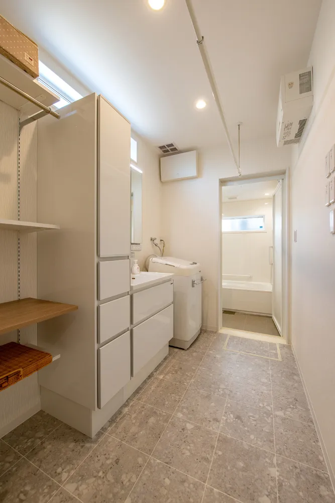 全館空調で一年中快適。築50年の住まいを建て替えた、吹き抜けのある家