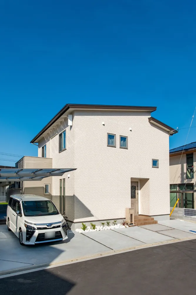 白を楽しむ、家族がのびのび暮らす回遊動線の家