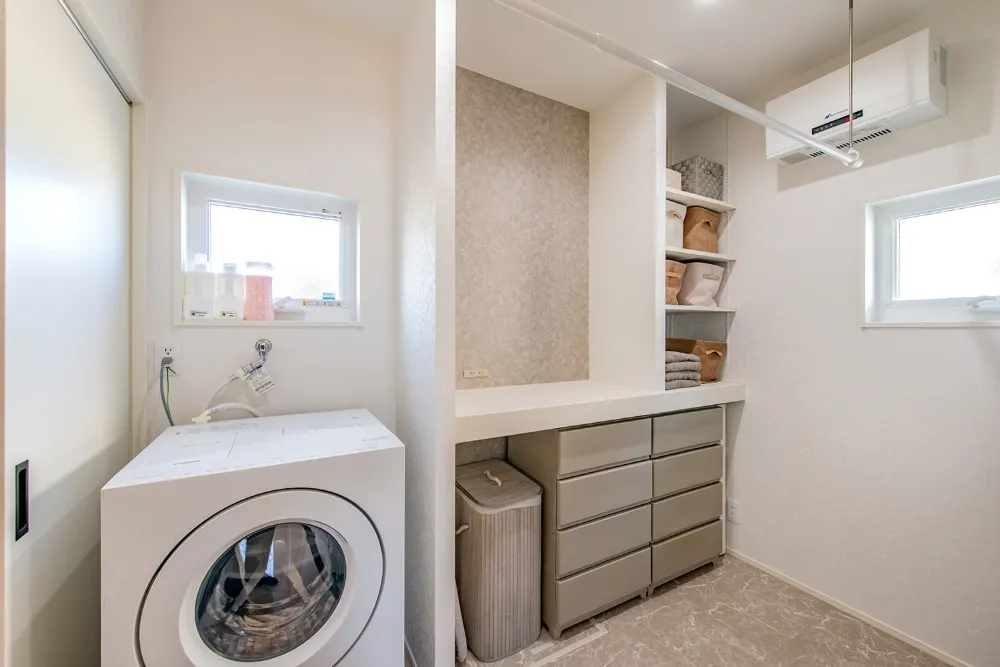 白を楽しむ、家族がのびのび暮らす回遊動線の家