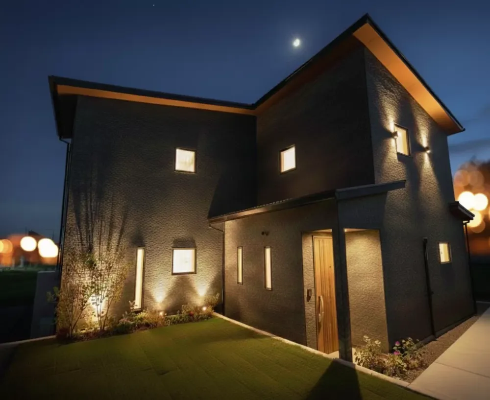 月夜に映える、光と陰影の美邸