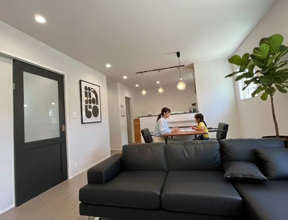 家族の時間が心地よく流れる、モダンなLDK