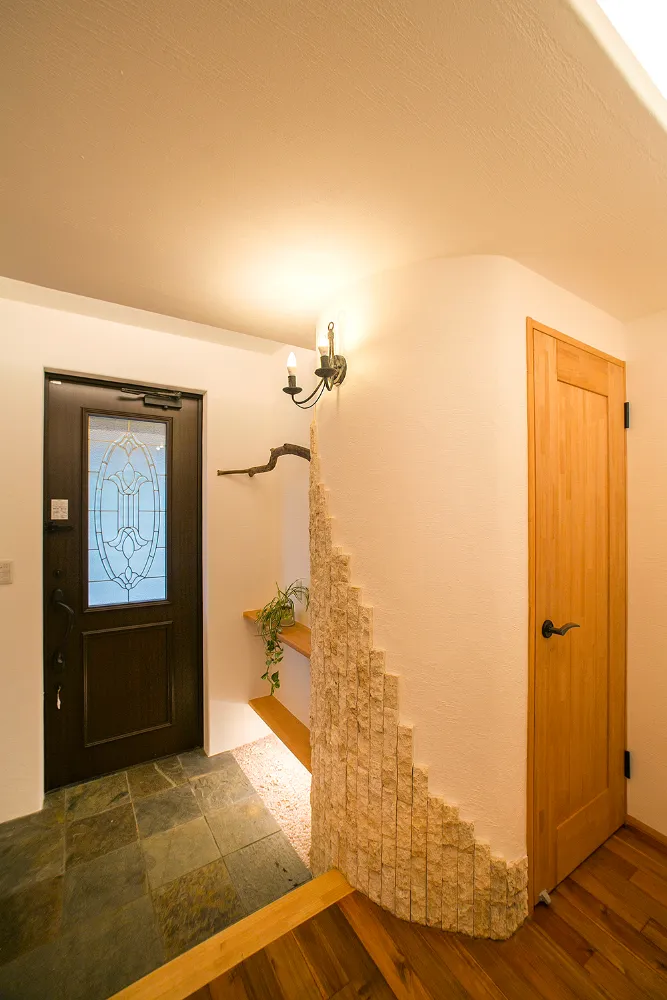 天然石や無垢材、漆喰壁など 自然素材で満たされた空間