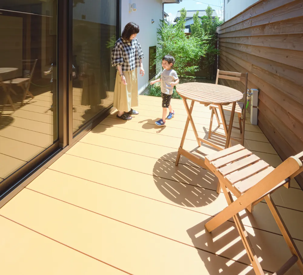 LDKと繋がるウッドデッキ