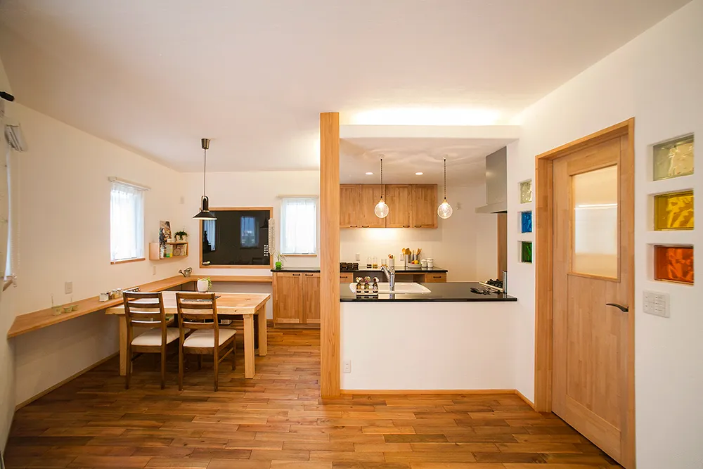 天然石や無垢材、漆喰壁など 自然素材で満たされた空間