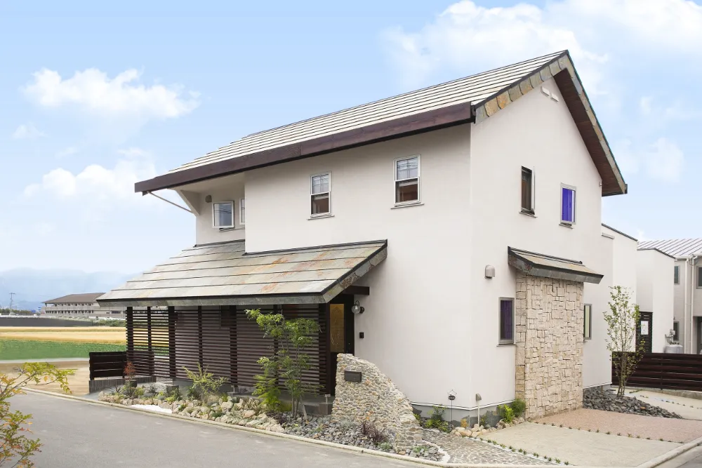 天然石や無垢材、漆喰壁など 自然素材で満たされた空間