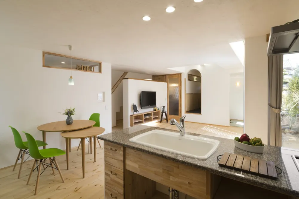 アイランドキッチンが魅力♬北欧テイストの自然素材の家