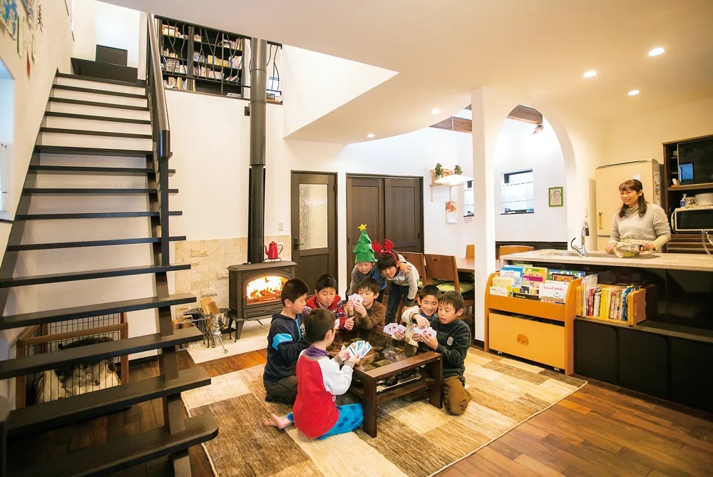 家族の笑顔が集まる、温もりあふれる大空間リビング